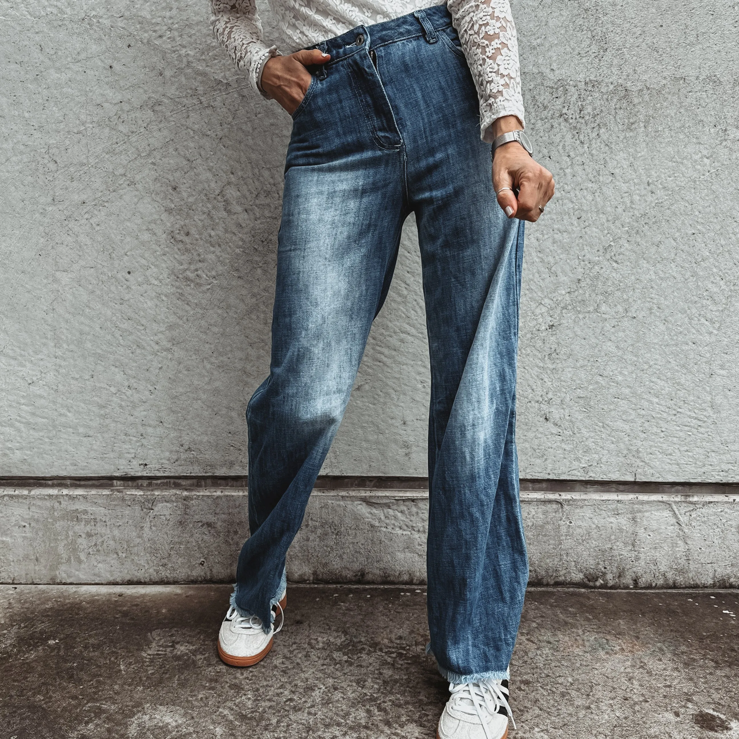 Wide leg raw hem jeans *NEW*