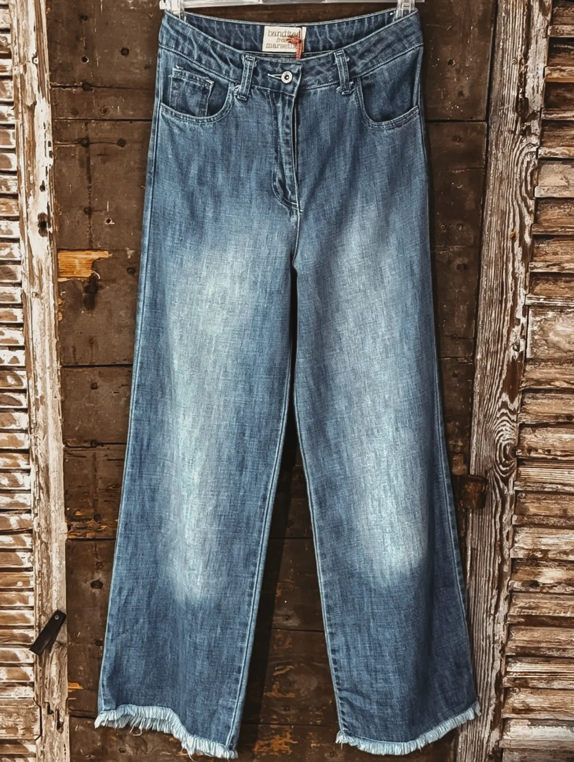 Wide leg raw hem jeans *NEW*